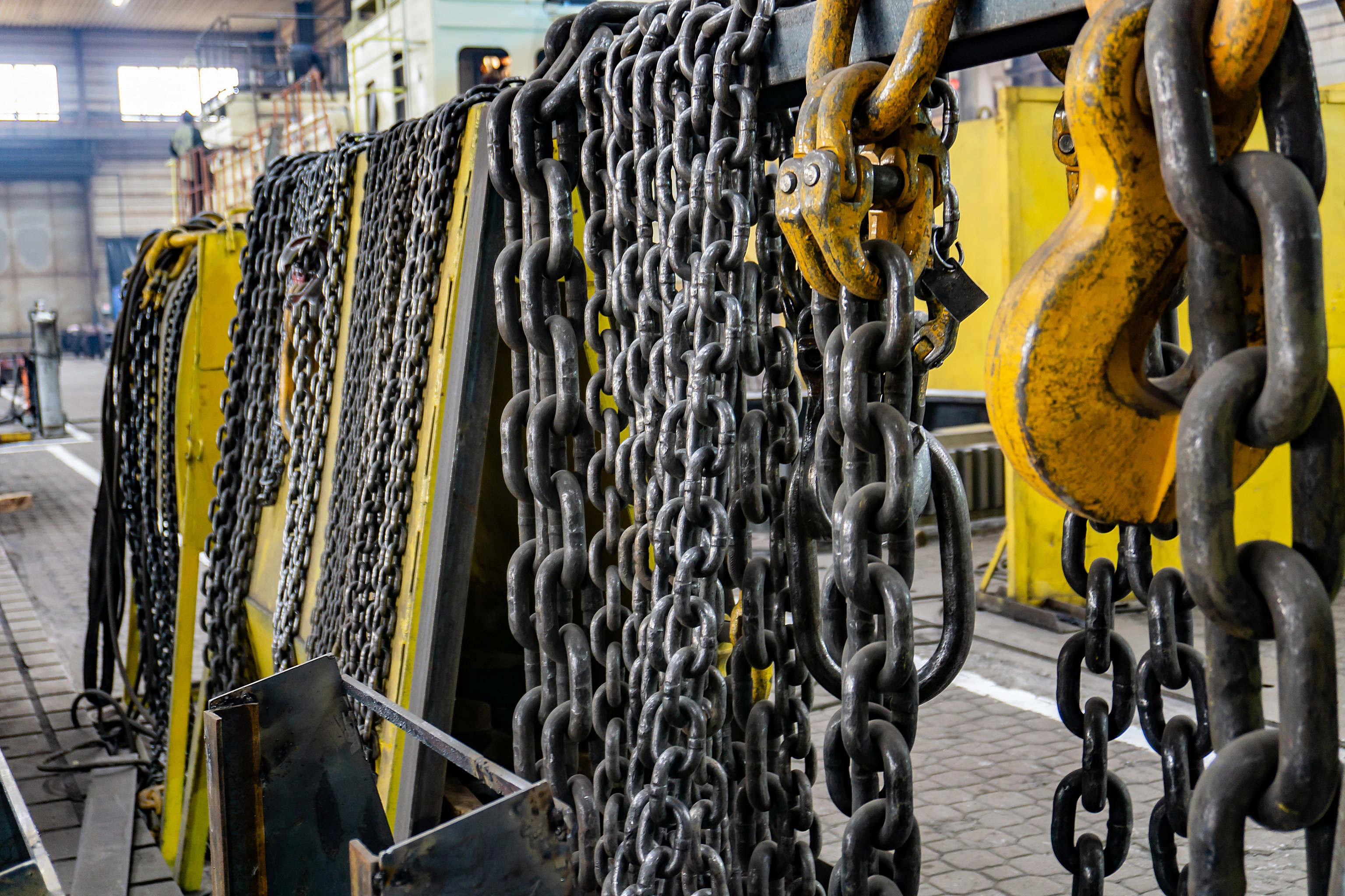 Lifting chains and hooks used in slinging and signalling training